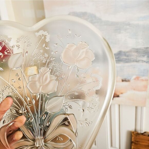 New VTG Mikasa Crystal Sweatheart Roses Embossed Serving Tray. - Picture 9 of 15